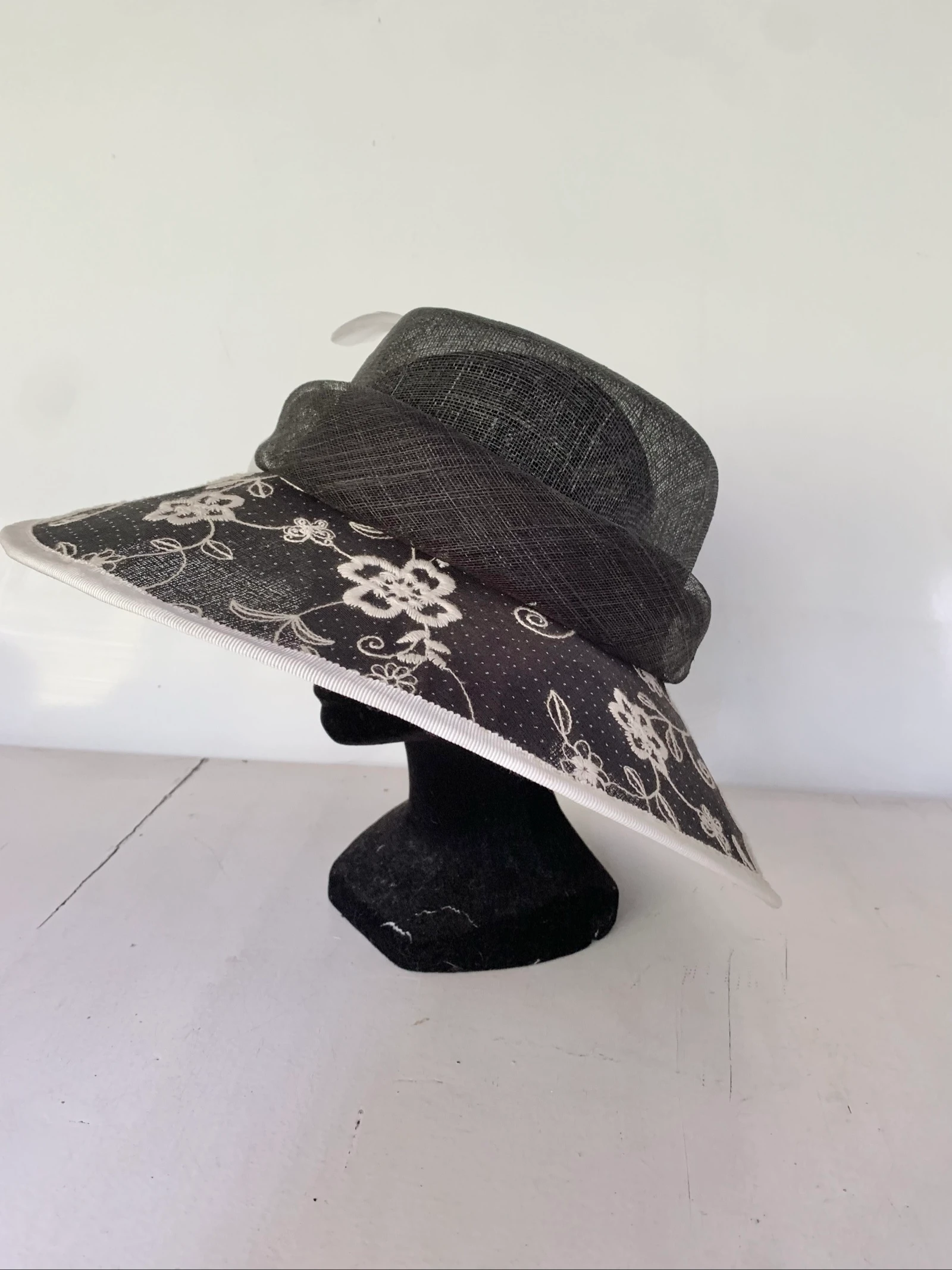 Chapéu vintage preto e branco feminino com renda e penas – photo 2